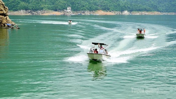 Bí thư Tỉnh ủy Hầu A Lềnh và các thành viên đoàn công tác khảo sát tại một số khu vực vùng lòng hồ Thủy điện Tuyên Quang.