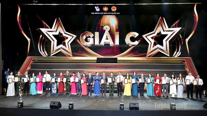 Báo và phát thanh, truyền hình Tuyên Quang nhận giải C tại lễ trao giải.