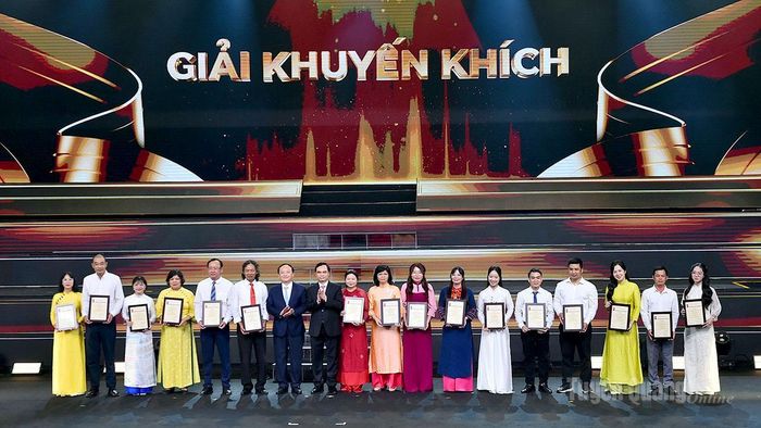 Báo và phát thanh, truyền hình Tuyên Quang nhận giải Khuyến khích tại lễ trao giải.
