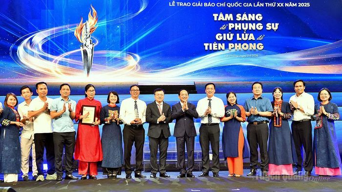 Đồng chí Trịnh Văn Quyết, Trưởng Ban Tuyên giáo và Dân vận Trung ương chụp chung với các nhóm tác giả đoạt giải.