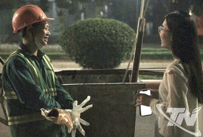 Dương Phương Thảo phỏng vấn công nhân vệ sinh môi trường từ sáng sớm.