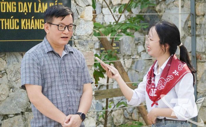 Lê Thị Phương Liên phỏng vấn nhân vật.