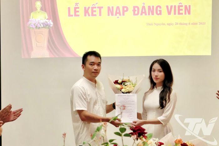 Đồng Ngọc Linh được kết nạp Đảng năm 2025 khi còn là sinh viên.