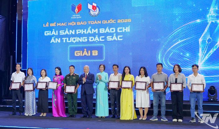 Lãnh đạo thành phố Hải Phòng trao giải B Sản phẩm báo chí ấn tượng đặc sắc cho các tác giả, nhóm tác giả, trong đó có nhóm tác giả của Báo và Phát thanh, Truyền hình Thái Nguyên.