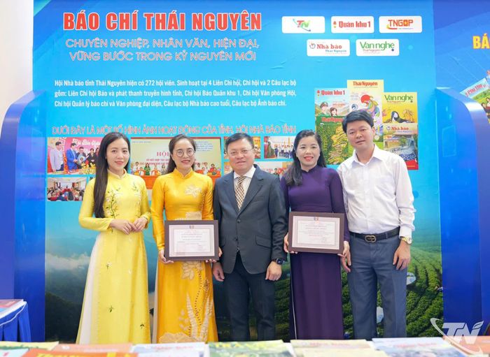 Đồng chí Lê Quốc Minh thăm gian trưng bày và chụp ảnh lưu niệm cùng lãnh đạo, nhóm tác giả Thái Nguyên đoạt giải.