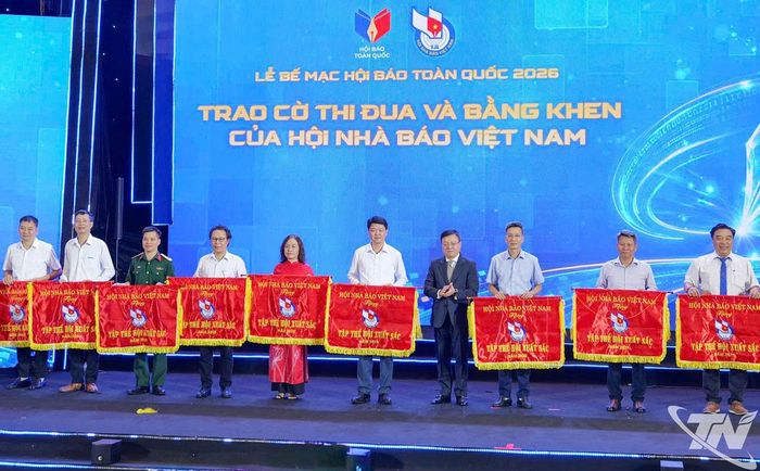 Lãnh đạo Hội Nhà báo tỉnh Thái Nguyên (thứ 6 từ bên phải) nhận Cờ thi đua tập thể xuất sắc.