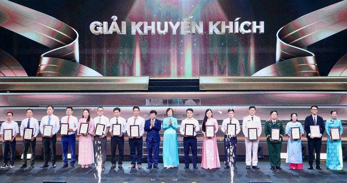 Đại diện nhóm tác giả của Báo và Phát thanh, Truyền hình Thái Nguyên (thứ 3 từ bên phải) nhận giải Khuyến khích Giải Báo chí Quốc gia lần thứ XX - năm 2025.