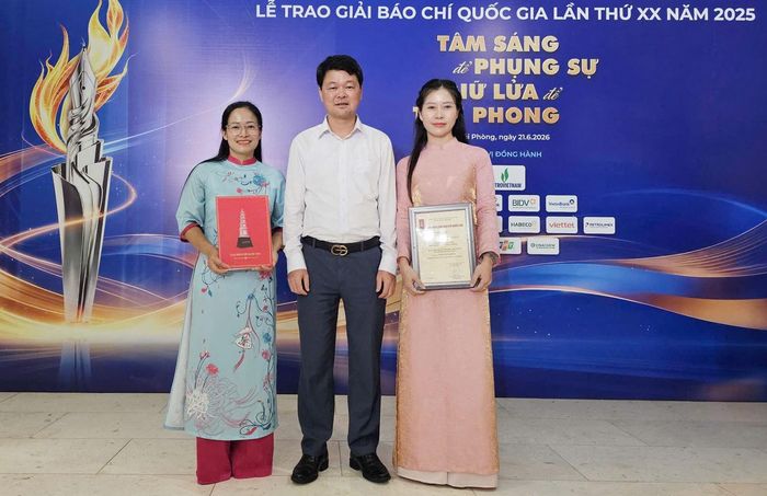 Đồng chí Nguyễn Ngọc Sơn, Phó Giám đốc Báo và Phát thanh, Truyền hình Thái Nguyên, chụp ảnh lưu niệm cùng nhóm tác giải đoạt giải.
