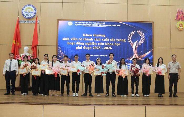14 sinh viên/nhóm sinh viên đạt thành tích xuất sắc trong hoạt động nghiên cứu khoa học giai đoạn 2025-2026 được nhà trường vinh danh
