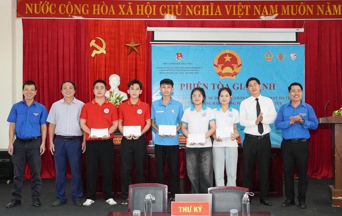Ban Tổ chức trao học bổng cho các bạn sinh viên