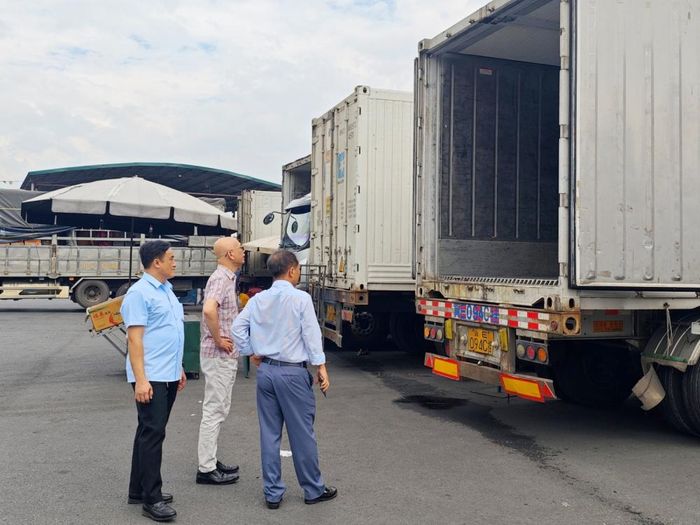 Đoàn khảo sát thực tế hoạt động tại Cửa khẩu quốc tế đường bộ số II Kim Thành