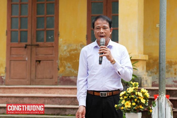 Ông Hà Xuân Tiệp - Phó chủ tịch UBND xã Xuân Vân gửi lời cảm ơn trân trọng đến tập thể Tạp chí Công Thương, quý bạn đọc cùng các nhà hảo tâm đã dành những tình cảm tốt đẹp và sự hỗ trợ quý báu cho địa phương và nhà trường