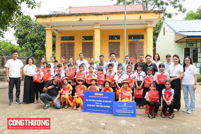 Trong khuôn khổ buổi lễ, các cán bộ, viên chức và người lao động trong Tạp chí Công Thương đã trao tặng những món quà đến các em học sinh tại phân hiệu An Lạc, Trường Tiểu học Xuân Vân, xã Xuân Vân, tỉnh Tuyên Quang.