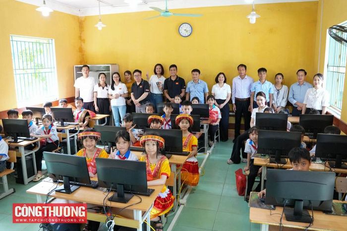 Tạp chí Công Thương và bạn đọc trao tặng 20 bộ máy tính học đường cho các em học sinh Trường Tiểu học Xuân Vân, xã Xuân Vân, tỉnh Tuyên Quang