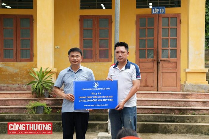 Ông Nguyễn Quang Lịch - Hiệu trưởng Trường Tiểu học Xuân Vân đón nhận món quà từ các nhà hảo tâm