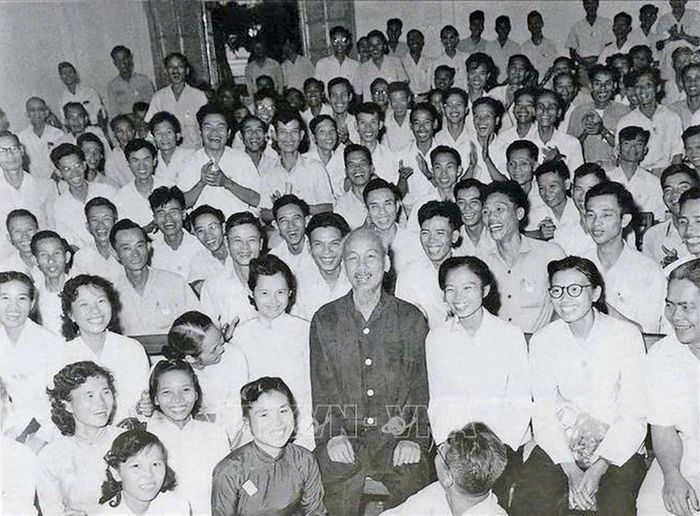 Chủ tịch Hồ Chí Minh với các đại biểu dự Đại hội lần thứ III những người viết báo Việt Nam (8/9/1962). Ảnh: TTXVN.