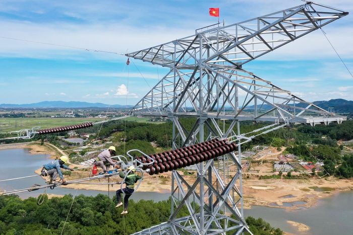 Tác phẩm “Những chú ong thợ trên đường dây 500kV mạch 3” đoạt Giải C Giải Báo chí Quốc gia lần thứ XIX. Ảnh: D.T.