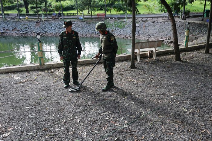 Trong khi đó, khu vực B gần quán cà phê sân Chim cũng ghi nhận một số bất thường địa chất nhưng mức độ chưa rõ nét. Khu vực C gần cầu Thê Húc không phát hiện dấu hiệu biến động đáng kể về cấu trúc địa tầng.