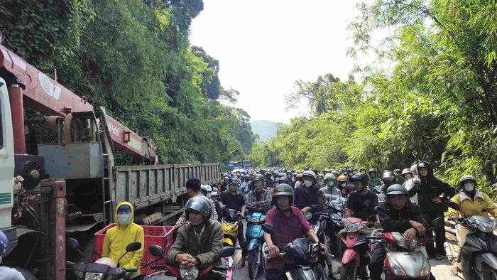 Dòng xe ách tắc chờ cứu hộ phương tiện bị tai nạn ở đèo Bảo Lộc. Ảnh: Phúc Khánh.