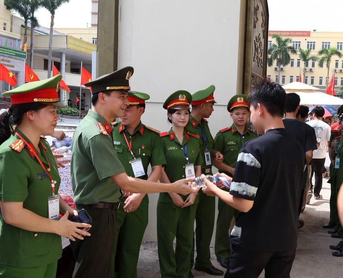 Ban Thanh niên Công an nhân dân động viên tình nguyện viên chương trình "Tiếp sức mùa thi" tại kỳ thi đánh giá năm 2026.