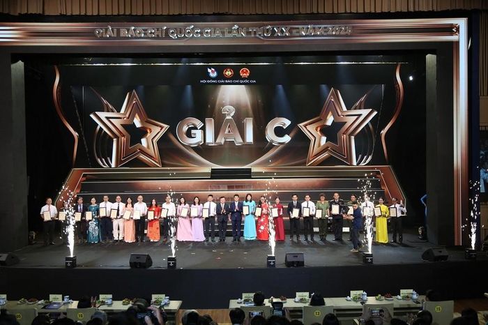 Ông Lê Quốc Minh và lãnh đạo TP. Hải Phòng trao giải C cho các tác giả, nhóm tác giả (tác giả Nguyễn Văn Tuấn (Văn Tuấn) - Báo Tài chính - Đầu tư đứng thứ 10 từ phải qua).