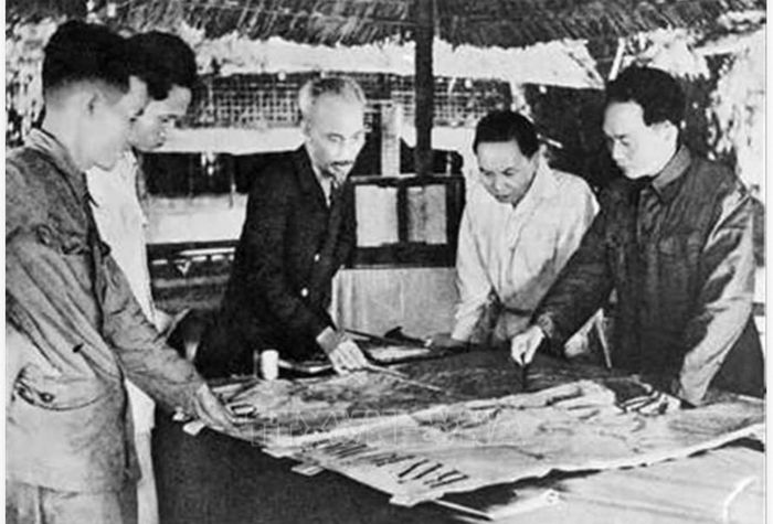 Ngày 6/12/1953, Bộ Chính trị tổ chức cuộc họp dưới sự chủ trì của Chủ tịch Hồ Chí Minh để nghe Tổng Quân ủy báo cáo và duyệt lần cuối kế hoạch tác chiến Đông - Xuân 1953 - 1954, đồng thời quyết định mở Chiến dịch Điện Biên Phủ với quyết tâm tiêu diệt bằng được tập đoàn cứ điểm này. Ảnh: TTXVN