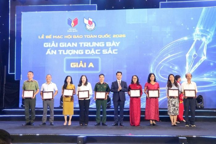 Ban Tổ chức trao Giải A hạng mục “Gian trưng bày ấn tượng đặc sắc” cho các cơ quan báo chí có thành tích nổi bật tại Hội Báo toàn quốc 2026