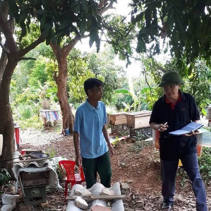 Tác giả Lê Như Cương, một lần tác nghiệp viết bài về nuôi ong mật thương phẩm ở xã Hoạt Giang, huyện Hà Trung, Thanh Hóa