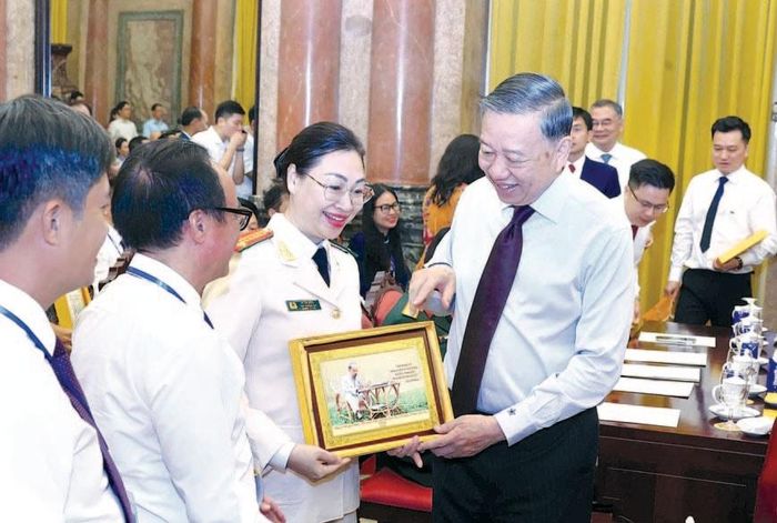 Tổng Bí thư, Chủ tịch nước Tô Lâm trao quà lưu niệm tặng các nhà báo tiêu biểu. Ảnh: Văn Điệp
