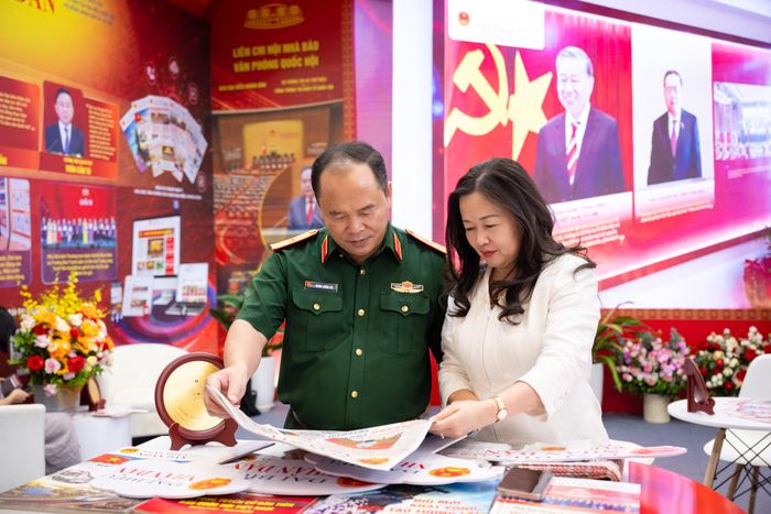 Tổng Biên tập Báo Đại biểu Nhân dân Phạm Thị Thanh Huyền giới thiệu các ấn phẩm của Báo với Thiếu tướng Đoàn Xuân Bộ, Tổng Biên tập Báo Quân đội nhân dân