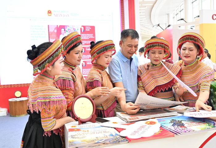 Các đại biểu tham quan gian trưng bày "Báo chí Quốc hội với kỷ nguyên mới"