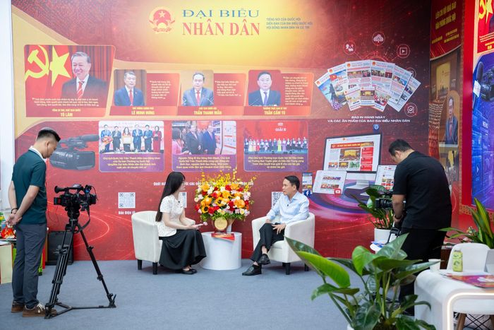 Phó Chủ tịch Thường trực Hội Nhà báo Việt Nam Nguyễn Đức Lợi tham gia talkshow tại gian trưng bày "Báo chí Quốc hội với kỷ nguyên mới"