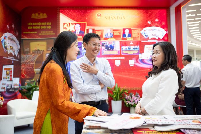 Giám đốc Trung tâm Bản quyển số Nguyễn Đình Chung thăm quan trưng bày