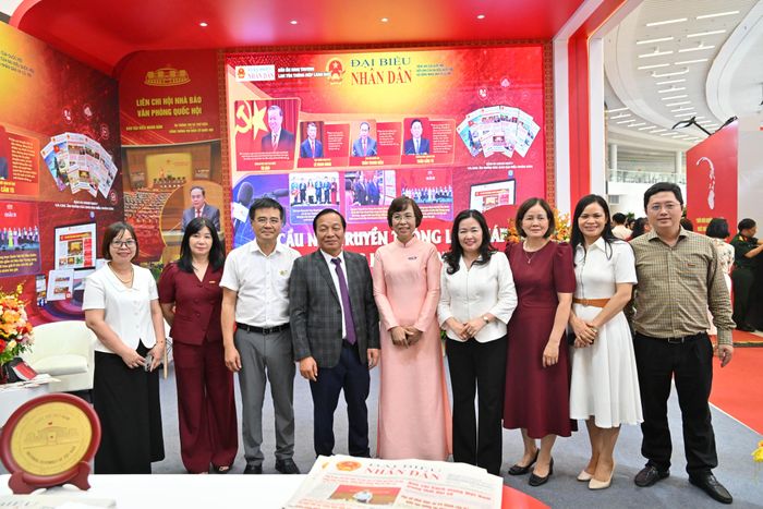 Phó Bí thư Thành ủy, Chủ tịch Hội đồng nhân dân thành phố Hải Phòng Lê Văn Hiệu;Tổng Giám đốc Thông tấn xã Việt Nam Vũ Việt Trang và các đại biểu thăm gian trưng bày "Báo chí Quốc hội với kỷ nguyên mới"