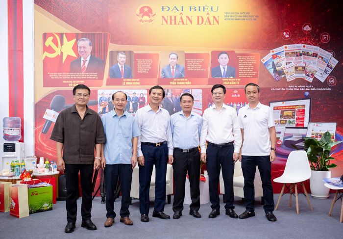 Phó Chủ tịch Thường trực Hội Nhà báo Việt Nam Nguyễn Đức Lợi; Đại biểu Quốc hội chuyên trách Ủy ban Văn hóa và Xã hội Đỗ Chí Nghĩa và các đại biểu thăm gian trưng bày