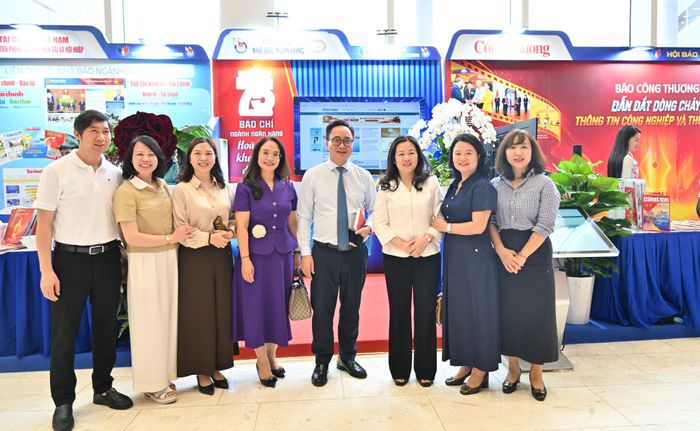 Phó Tổng giám đốc Đài Tiếng nói Việt Nam Phạm Mạnh Hùng và các đại biểu thăm gian trưng bày