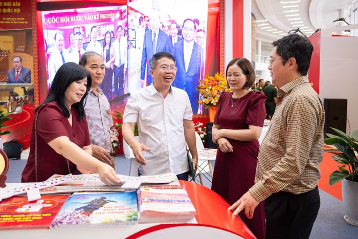 Phó Chủ nhiệm Văn phòng Quốc Nguyễn Văn Hiển thăm gian trưng bày “Báo chí Quốc hội với kỷ nguyên mới"