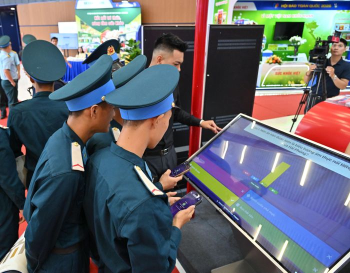 Công chúng tham gia trò chơi tìm hiểu về Quốc hội tại gian trưng bày của Liên Chi hội Nhà báo Văn phòng Quốc hội