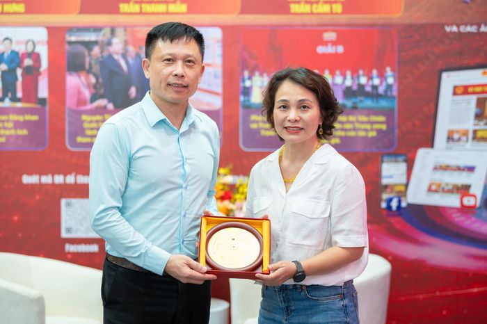 Phó Giám đốc Cơ quan Báo và Phát thanh, Truyền hình Hà Nội, PGS.TS Nguyễn Thành Lợi tham gia talkshow tại gian trưng bày