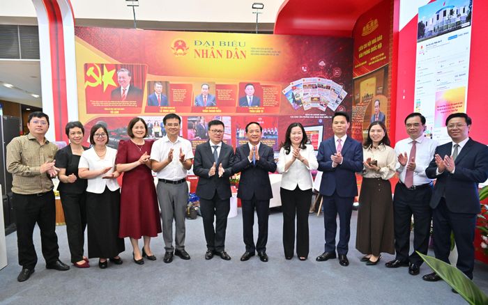 Trưởng ban Tuyên giáo và Dân vận Trung ương Trịnh Văn Quyết; Phó Trưởng Ban Tuyên giáo và Dân vận Trung ương, Tổng Biên tập báo Nhân dân, Chủ tịch Hội Nhà báo Việt Nam Lê Quốc Minh; Bí thư Thành ủy, Trưởng đoàn đại biểu Quốc hội thành phố Hải Phòng Lê Ngọc Châu và các đại biểu thăm gian trưng bày "Báo chí Quốc hội với kỷ nguyên mới".