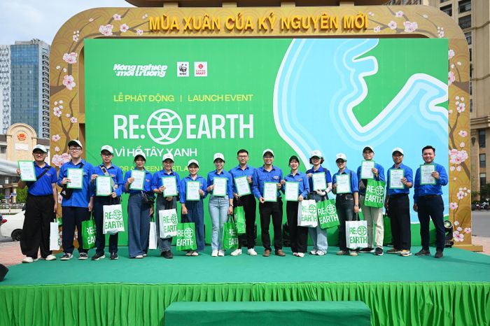 Ban Tổ chức đã trao tặng 200 túi mua sắm sinh thái Eco RE:EARTH và chứng nhận “Tình nguyện viên Xanh” cho các tập thể tình nguyện viên đến từ các đơn vị tham gia tích cực trong chiến dịch phát động.