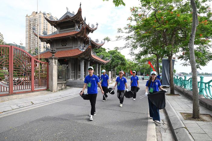 Hoạt động thu gom rác thải nhựa và đổi quà trong khuôn khổ sự kiện.