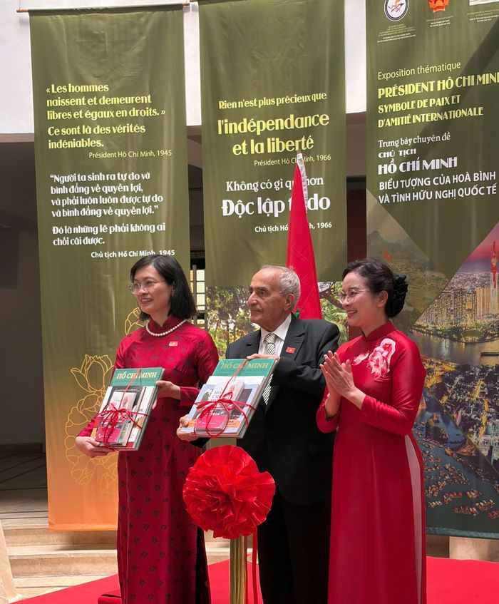 Giám đốc Khu Di tích Chủ tịch Hồ Chí Minh tại Phủ Chủ tịch Lê Thị Phượng trao tặng sách, ấn phẩm về Chủ tịch Hồ Chí Minh và đất nước, con người Việt Nam tới Đại sứ Việt Nam tại Maroc Lê Kim Quy và Cao ủy Cơ quan Cao ủy Cựu Kháng chiến và Cựu thành viên Quân đội Giải phóng Maroc Mustapha El Ktiri. Ảnh: PCT