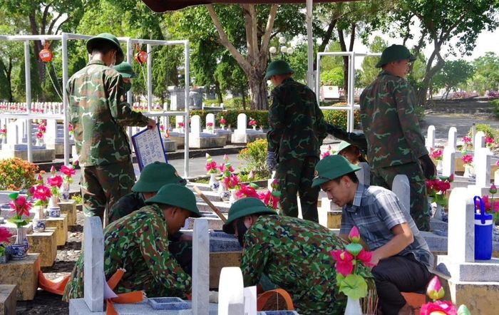 Lực lượng chức năng thực hiện việc khai quật, thu thập mẫu hài cốt liệt sĩ ở các phần mộ chưa xác định được danh tính để giám định ADN tại nghĩa trang liệt sĩ Quốc gia Đường 9, tỉnh Quảng Trị