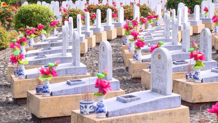 Tại nghĩa trang liệt sĩ Quốc gia Đường 9, tỉnh Quảng Trị hiện có hàng nghìn mộ liệt sĩ chưa xác định được thông tin. Các lực lượng chức năng vẫn đang khẩn trương công tác lấy mẫu sinh phẩm - ADN để hoàn thành kế hoạch của chiến dịch 500 ngày đêm tìm lại thông tin cho các liệt sĩ