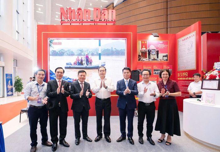 Chủ tịch Quốc hội Trần Thanh Mẫn và các đại biểu thăm gian trưng bày của Báo Nhân dân. Ảnh: Phạm Thắng