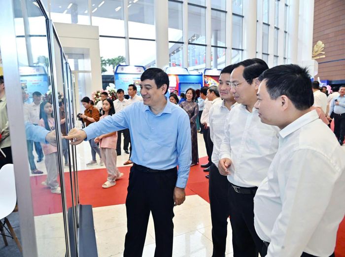 Tổng Thư ký Quốc hội – Chủ nhiệm Văn phòng Quốc hội Lê Quang Mạnh; Chủ nhiệm Ủy ban Văn hóa và Xã hội Nguyễn Đắc Vinh thăm gian trưng bày của Liên Chi hội Nhà báo Văn phòng Quốc hội với chủ đề "Báo chí Quốc hội với kỷ nguyên mới"