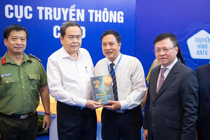 Chủ tịch Quốc hội Trần Thanh Mẫn và các đại biểu thăm gian trưng bày của Liên Chi hội Nhà báo Công an Nhân dân. Ảnh: Phạm Thắng