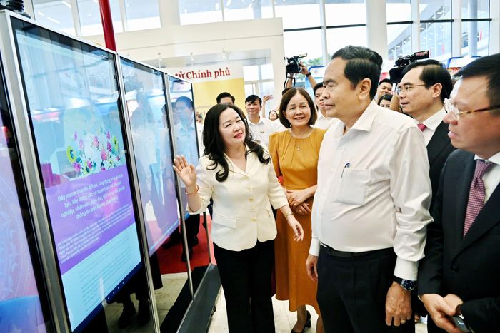 Tổng Biên tập Báo Đại biểu Nhân dân Phạm Thị Thanh Huyền giới thiệu với Chủ tịch Quốc hội Trần Thanh Mẫn về ý tưởng thiết kế và các nội dung trưng bày của Liên Chi hội Nhà báo Văn phòng Quốc hội với chủ đề "Báo chí Quốc hội với kỷ nguyên mới". Ảnh: Quang Khánh