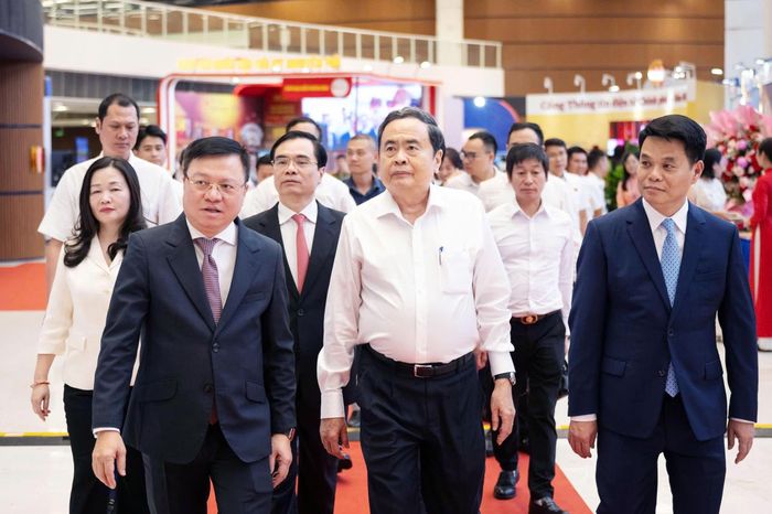 Chủ tịch Quốc hội Trần Thanh Mẫn tới thăm gian trưng bày tại Hội Báo toàn quốc. Ảnh: Phạm Thắng